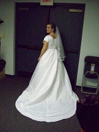 Tansy's sister Tia's wedding dress./ O vestido foi usado primeiro pela irmã da Ana.