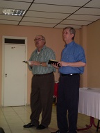 Mike e Randal falam das Escrituras.